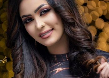 فنانة شابة تحقق حلمها حياتها ببيع الخضار  بالطريق العام