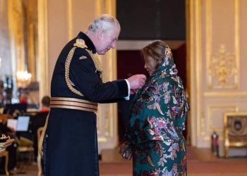 ملك بريطانيا يكرم سودانية بوسام(MBE)
