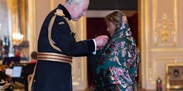 ملك بريطانيا يكرم سودانية بوسام(MBE)
