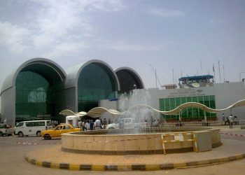 مسئول : مطار الخرطوم يستهوي الناس في الهجوم عليه