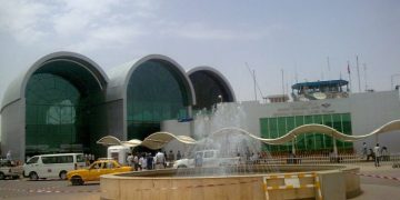 مسئول : مطار الخرطوم يستهوي الناس في الهجوم عليه