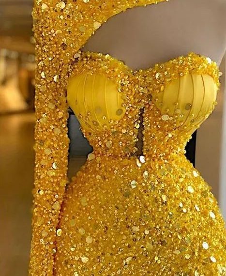 فستان مصنوع من الذهب  يثير جدلًا واسعًا في وسائل التواصل الاجتماعي