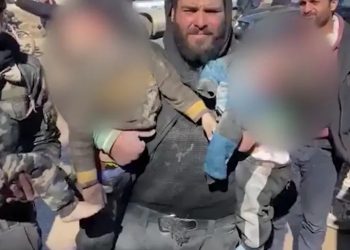 مشهد يدمي القلب لأب سوري يزف جثتي طفليه من صدمته بوفاتهما