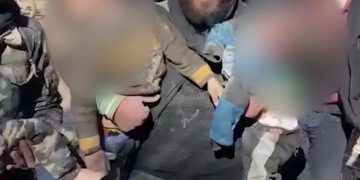 مشهد يدمي القلب لأب سوري يزف جثتي طفليه من صدمته بوفاتهما
