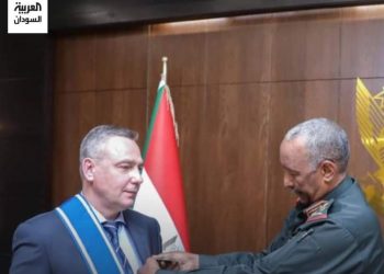 البرهان يمنح فلاديمير جيلتوف وسام النيلين