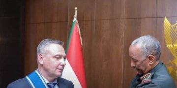 البرهان يمنح فلاديمير جيلتوف وسام النيلين