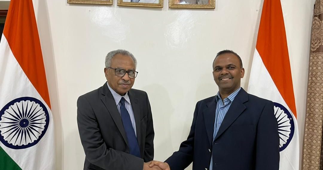 الشريف صديق يلتقي السفير الهندي