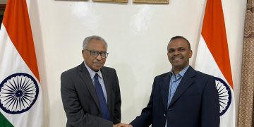 الشريف صديق يلتقي السفير الهندي