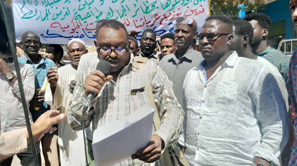 الجمارك تمنع تجمع أصحاب السيارات من تنفيذ وقفة احتجاجيه