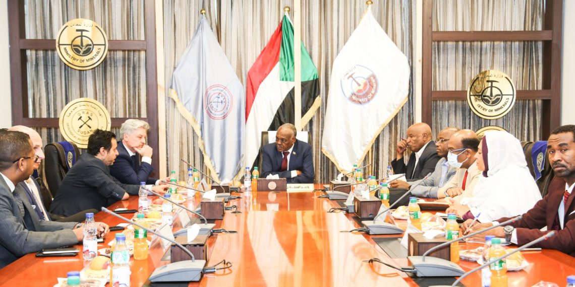اتجاه للمستثمر المصري نجيب ساويرس للعودة للاستثمار بقطاع المعادن بالسودان