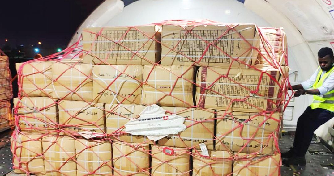 بالصور قوات الدعم السريع تودع آخر شحنة من جسر المساعدات الإنسانية لدعم متضرري الزلازل بتركيا .