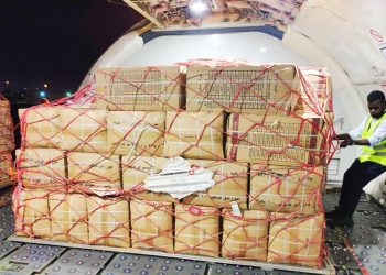 بالصور قوات الدعم السريع تودع آخر شحنة من جسر المساعدات الإنسانية لدعم متضرري الزلازل بتركيا .