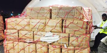 بالصور قوات الدعم السريع تودع آخر شحنة من جسر المساعدات الإنسانية لدعم متضرري الزلازل بتركيا .