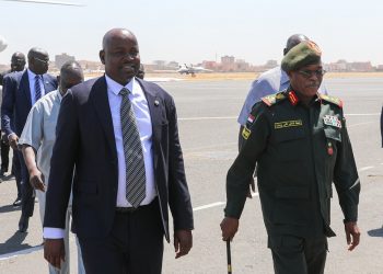 لبحث الملفات المشتركة بين البلدين  وفد رفيع من جوبا يصل الخرطوم