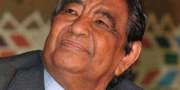 علي تبيدي يكتب .. في ذكري فنان أفريقيا الأول أغنيات تضئ عتمة المكان