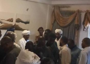 عاجل.. البشير يصل منزل أخيه محمد حسن احمد البشير لتلقي العزاء بتصريح من السجن حتي الساعة الخامسة عصرا