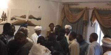 عاجل.. البشير يصل منزل أخيه محمد حسن احمد البشير لتلقي العزاء بتصريح من السجن حتي الساعة الخامسة عصرا