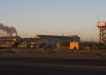 إيقاف عاملين بمصنع سكر الجنيد بسبب المطالبة بحقوقهم