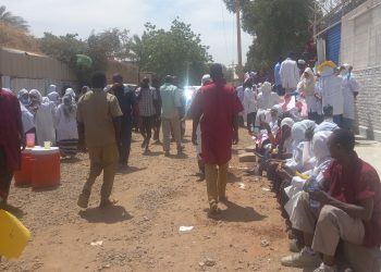 العاملون بمصنع لولي  يشكلون ترس بشري امام جرافات الإزالة