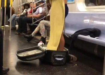 شاب يخلع ملابسه ويستحم أمام الركاب