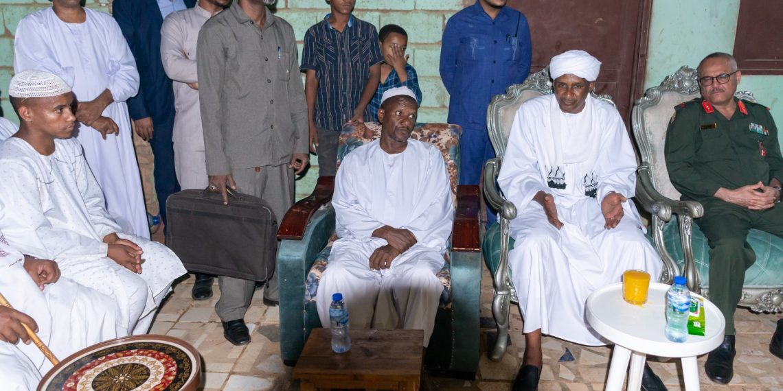 نائب رئيس مجلس السيادة يؤدي واجب العزاء في شهيد القوات المسلحة