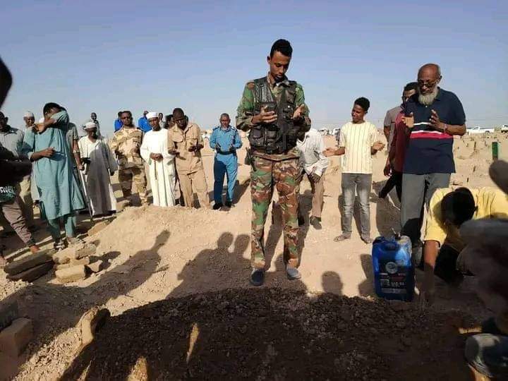 قائد لواء البراء يعزي في وفاة قيادي