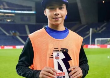 غونزاليس لاعب بورتو يمنح جائزته لأفضل لاعب لصبي الكرات