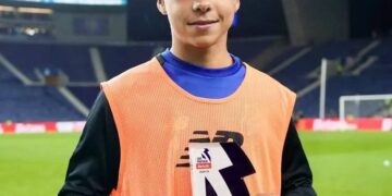 غونزاليس لاعب بورتو يمنح جائزته لأفضل لاعب لصبي الكرات