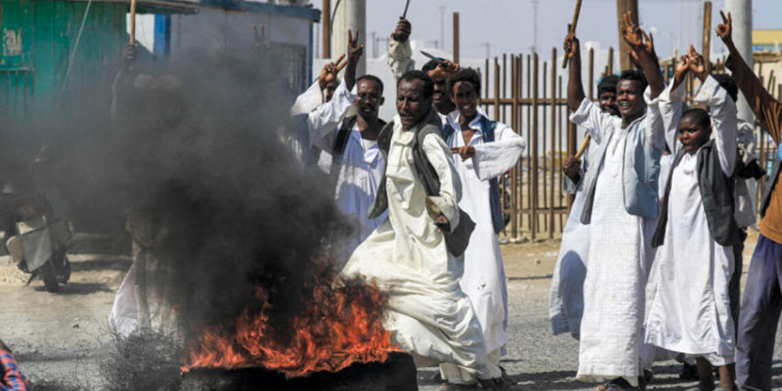 بورتسودان.. محتجون يشعلون الإطارات داخل ميناء عثمان دقنة