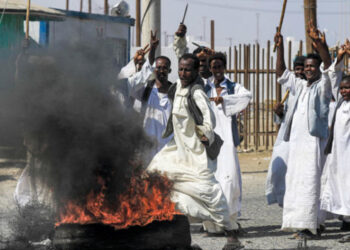 بورتسودان.. محتجون يشعلون الإطارات داخل ميناء عثمان دقنة
