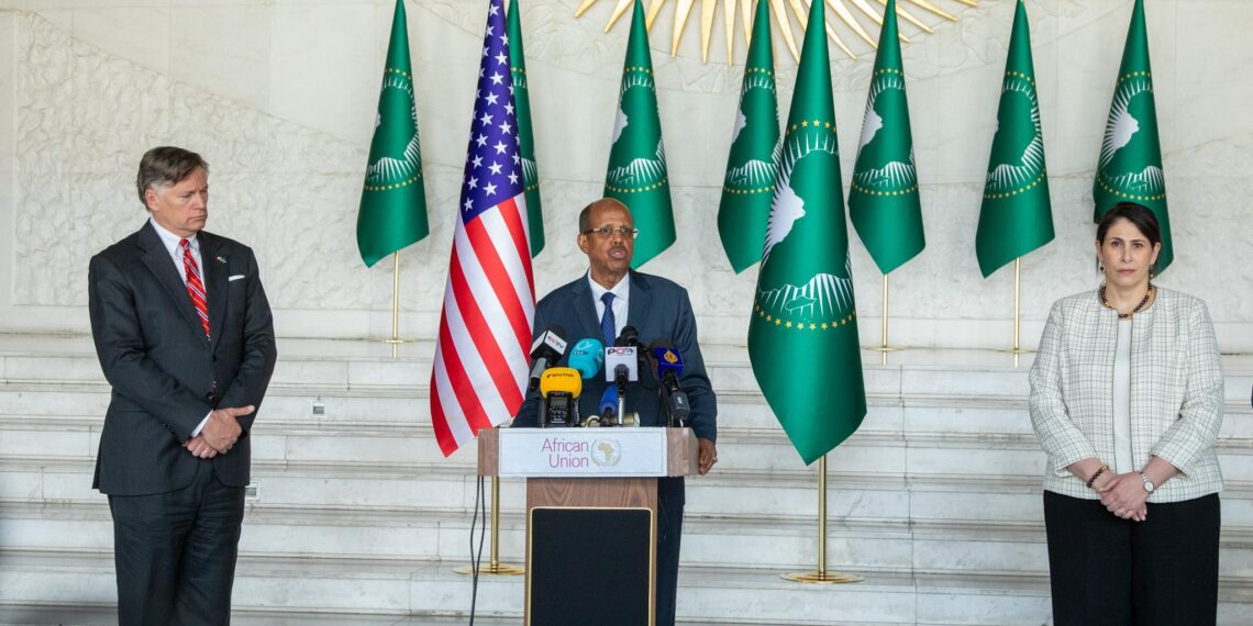 رئيس مفوضية الاتحاد الأفريقي، محمود علي يوسف، ونائب وزير الخارجية الأمريكي كريستوفر لانداو