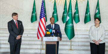 رئيس مفوضية الاتحاد الأفريقي، محمود علي يوسف، ونائب وزير الخارجية الأمريكي كريستوفر لانداو